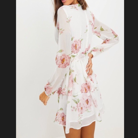 PrettyLittleThing | Dresses | Prettylittlething White Floral Plunge